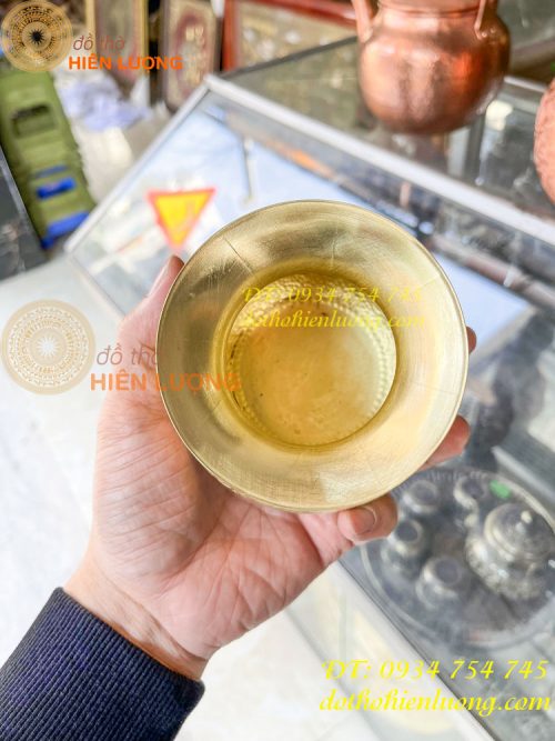 Ống nhổ bã trầu chạm hoa văn bằng đồng