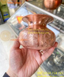 Ống nhổ bã trầu chạm hoa văn bằng đồng