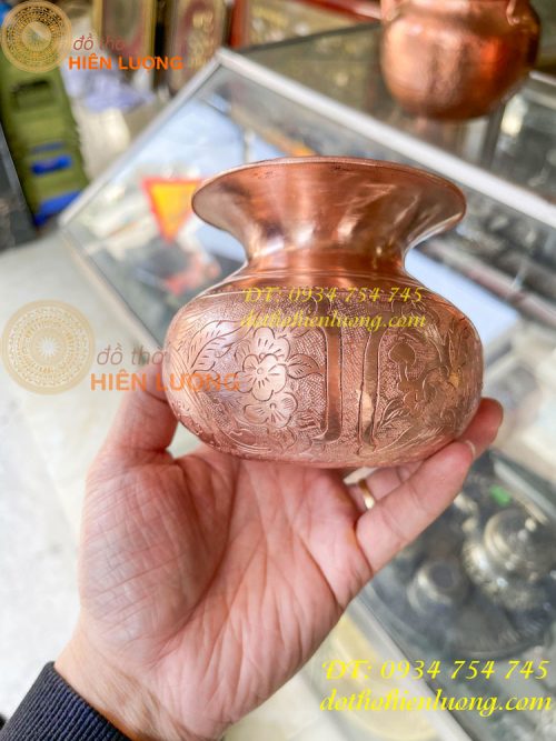 Ống nhổ bã trầu chạm hoa văn bằng đồng