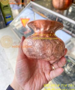 Ống nhổ bã trầu chạm hoa văn bằng đồng
