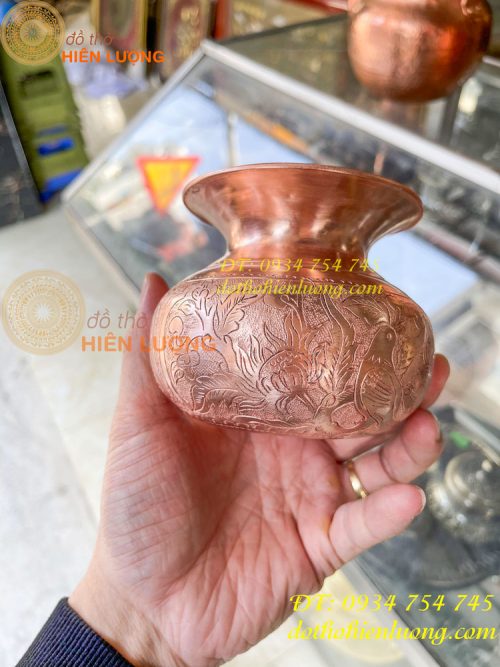 Ống nhổ bã trầu chạm hoa văn bằng đồng
