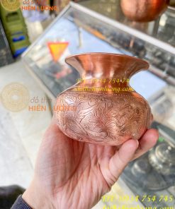 Ống nhổ bã trầu chạm hoa văn bằng đồng