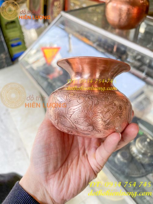 Ống nhổ bã trầu chạm hoa văn bằng đồng