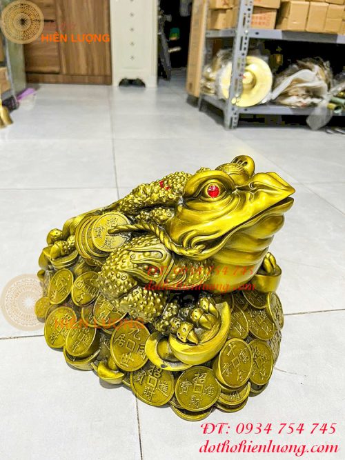 Tượng cóc thỏi vàng bằng đồng