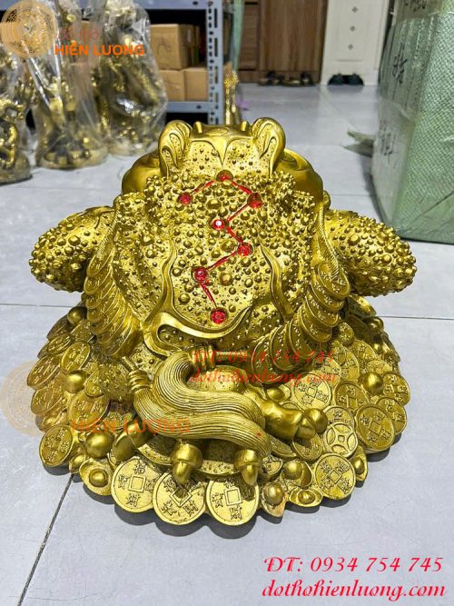 Tượng cóc thỏi vàng bằng đồng