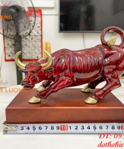 Tượng trâu chiến bằng đồng decor màu đỏ dài 20cm