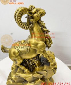 Tượng dê bằng đồng cao 42cm đứng bãi đá phong thủy