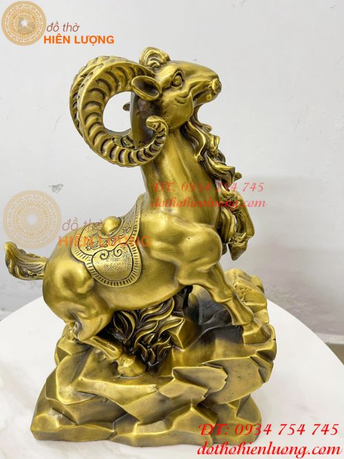 Tượng dê bằng đồng cao 42cm đứng bãi đá phong thủy