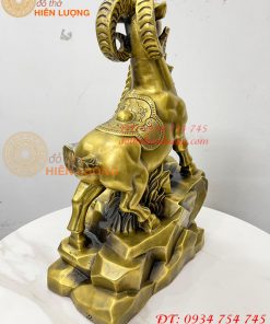 Tượng dê bằng đồng cao 42cm đứng bãi đá phong thủy