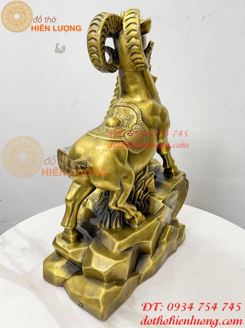 Tượng dê bằng đồng cao 42cm đứng bãi đá phong thủy