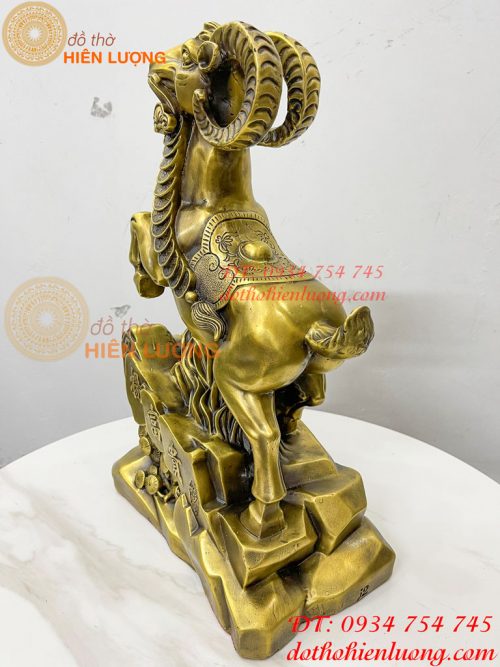 Tượng dê bằng đồng cao 42cm đứng bãi đá phong thủy