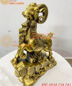 Tượng dê bằng đồng cao 42cm đứng bãi đá phong thủy