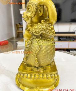 Tượng khỉ ôm túi tiền bằng đồng phong thủy cao 27cm