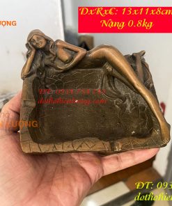 Gạt tàn bằng đồng hình cô gái nằm