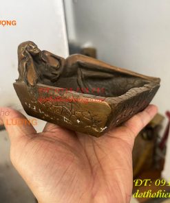 Gạt tàn bằng đồng hình cô gái nằm