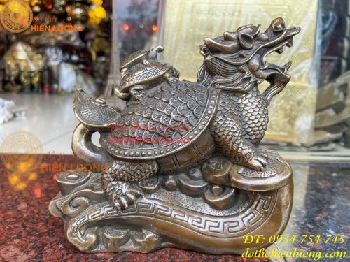 Long quy cõng con gậy như ý bằng đồng hun