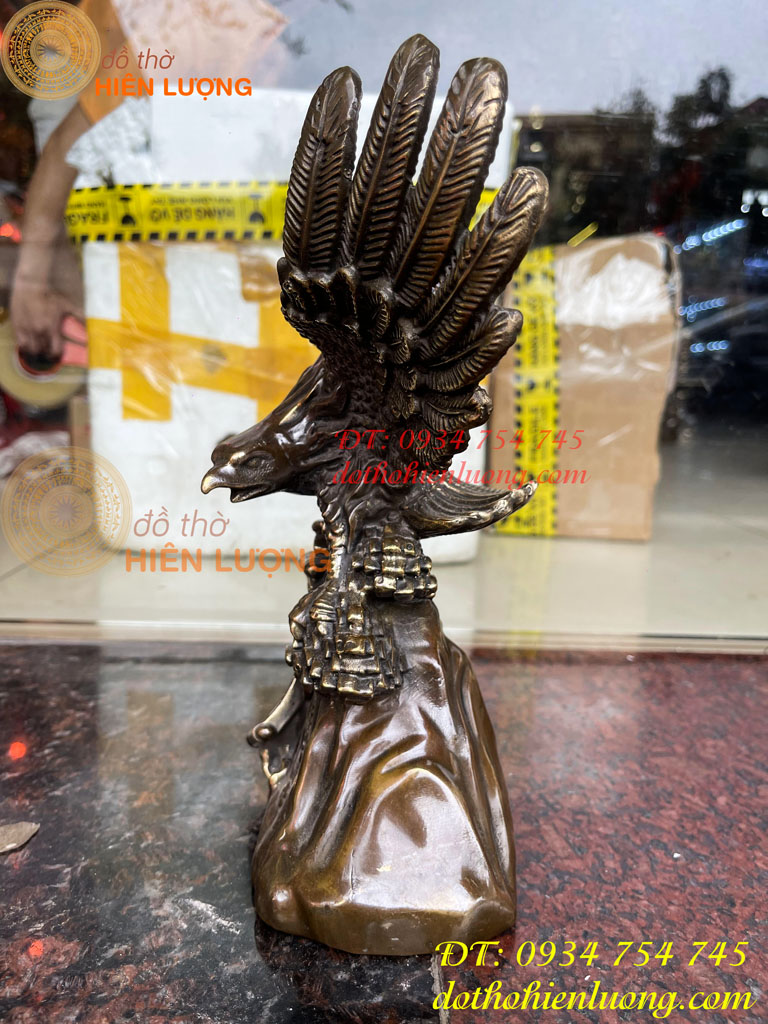 Tượng đại bàng gốc cây tùng bằng đồng hun