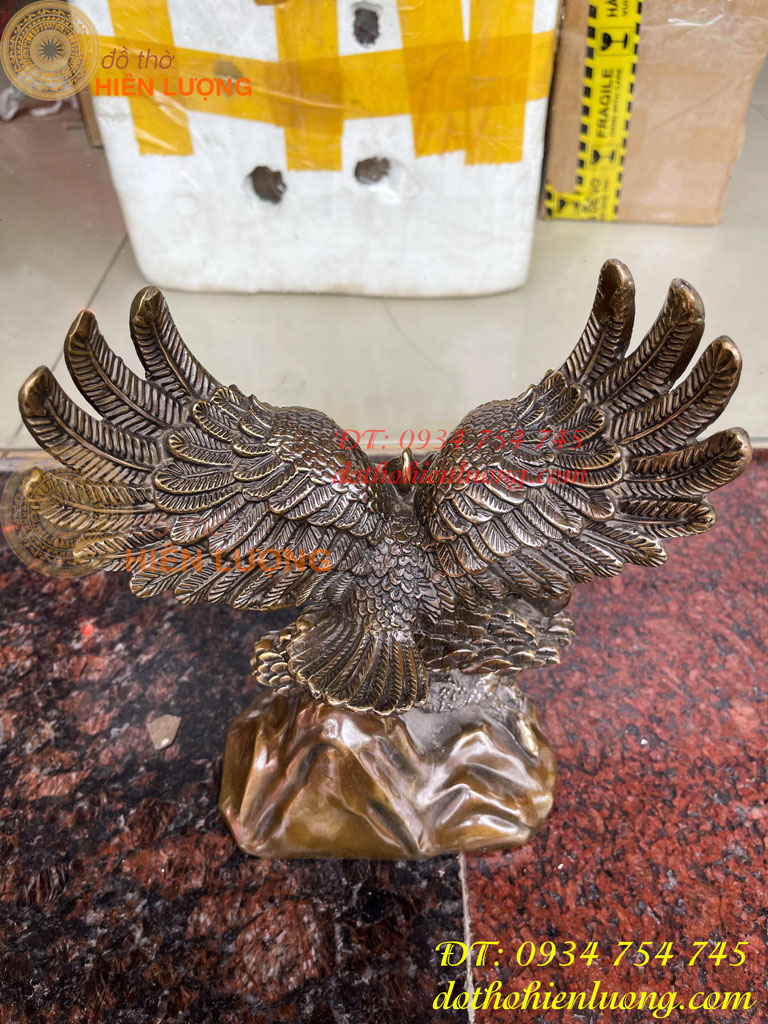 Tượng đại bàng gốc cây tùng bằng đồng hun
