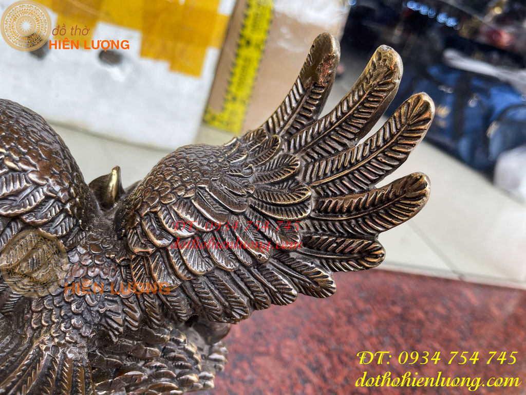 Tượng đại bàng gốc cây tùng bằng đồng hun