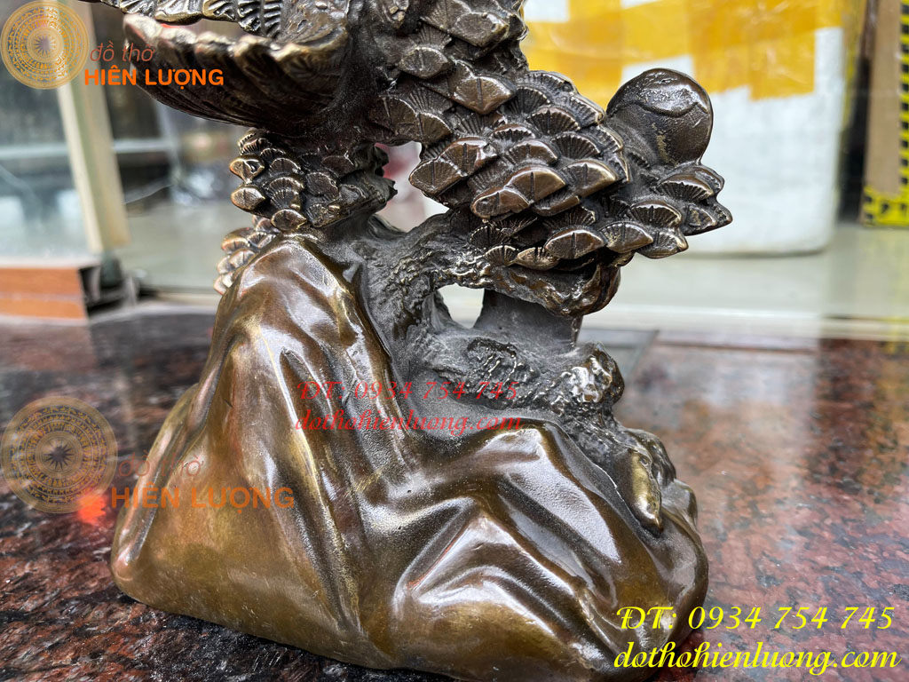 Tượng đại bàng gốc cây tùng bằng đồng hun