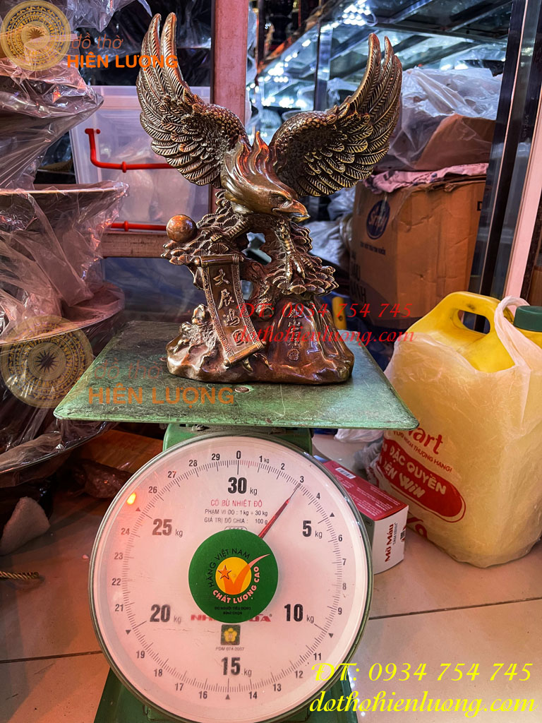 Tượng đại bàng gốc cây tùng bằng đồng hun