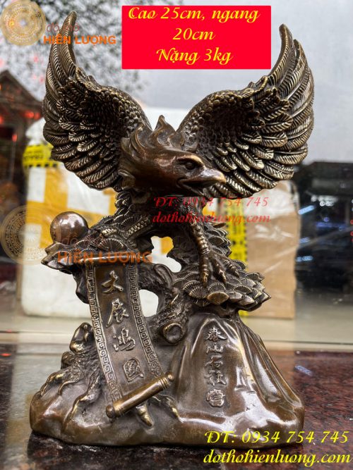 Tượng đại bàng gốc cây tùng bằng đồng hun