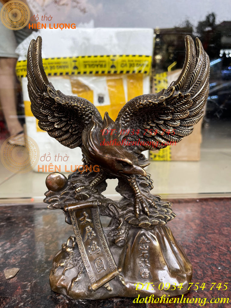 Tượng đại bàng gốc cây tùng bằng đồng hun