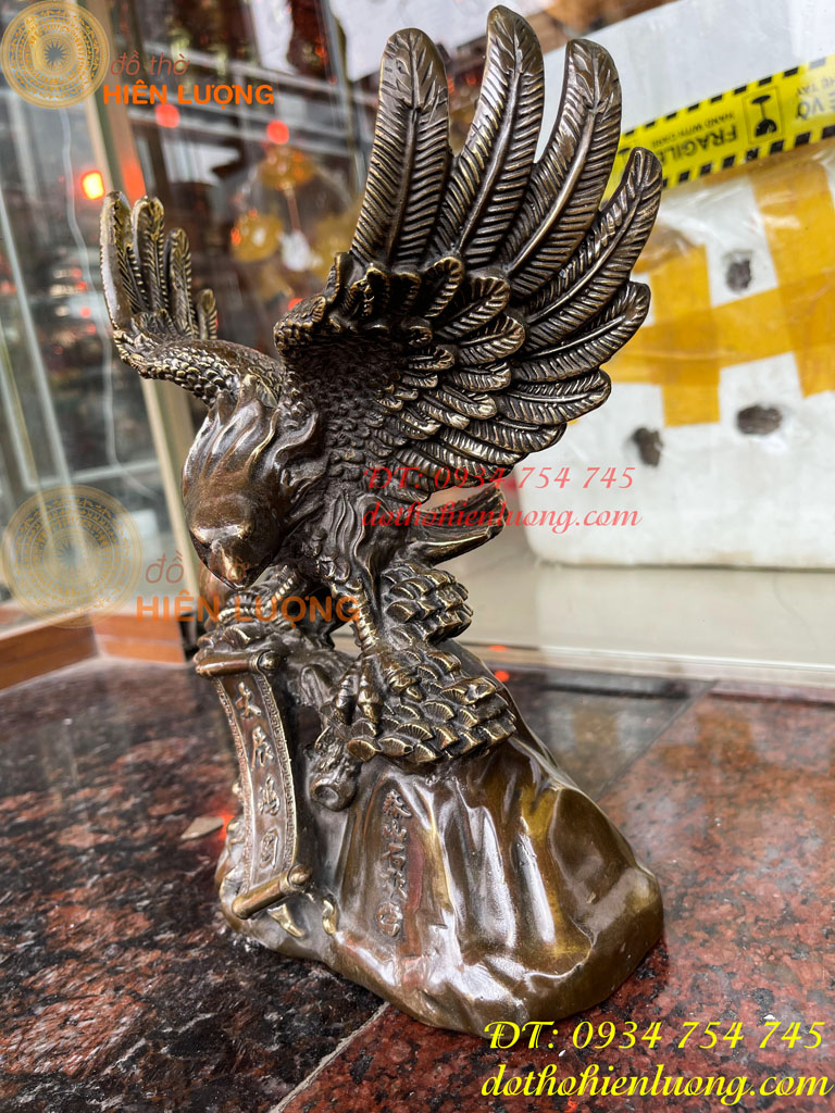 Tượng đại bàng gốc cây tùng bằng đồng hun