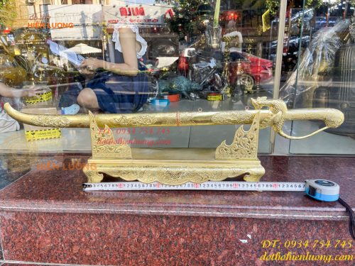 Bộ kiếm thờ và giá đỡ kiếm bằng đồng cao 20cm, sâu 15cm, làm thủ công bằng tay 100%