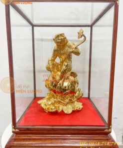 Tượng khỉ ngồi trái đào cầm gậy như ý bằng đồng cao 40cm mạ vàng 24K