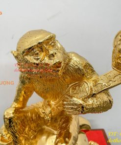 Tượng khỉ ngồi trái đào cầm gậy như ý bằng đồng cao 40cm mạ vàng 24K