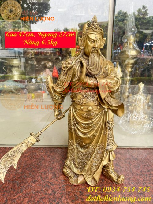 Bronze statue of "Guan Gong" standing guard over the border