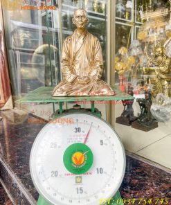 Bronze statue of Zen master 