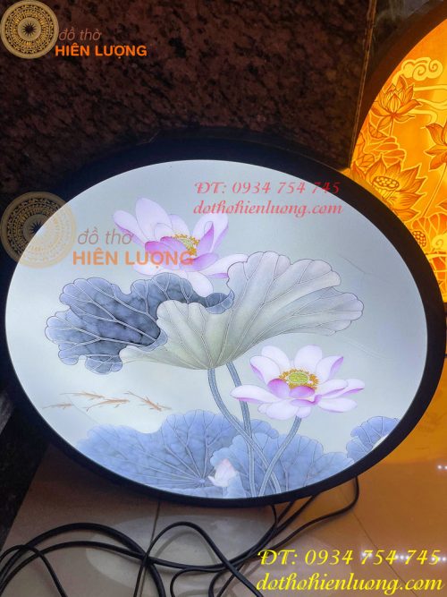 Tranh Trúc Chỉ Hoa Sen Dáng Tròn Cắm Điện