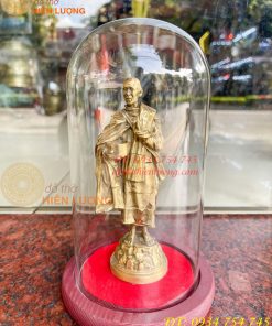 Tượng sư Thích Minh Tuệ bằng đồng cao 15cm đựng trong lồng kính cao 20cm