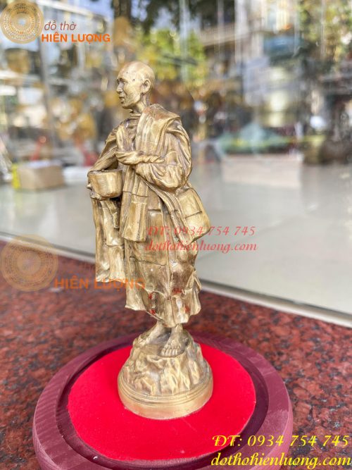 Tượng sư Thích Minh Tuệ bằng đồng cao 15cm đựng trong lồng kính cao 20cm