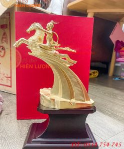 Tượng Thánh Gióng Bay Lên Trời Bằng Đồng 2 Cỡ