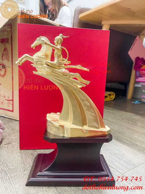 Tượng Thánh Gióng Bay Lên Trời Bằng Đồng 2 Cỡ