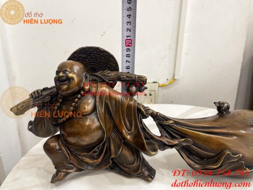 Tượng Di Lặc Kéo Bao Tài Lộc Bằng Đồng Dài 42cm