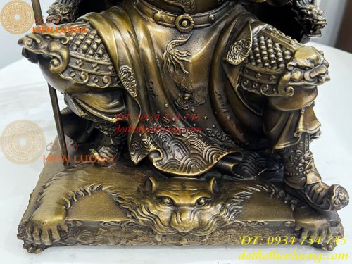 Tượng Quan Công Ngồi Ghế Hổ Đọc Sách Cao 30cm