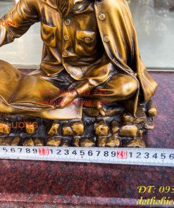Tượng Bác Hồ Ngồi Đọc Báo Bằng Đồng Ở Hang Pác Pó (DxRxC: 25x16x25cm)