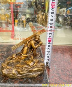 Tượng chúa vác thánh giá bằng đồng hun cao 16cm