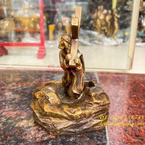 Tượng chúa vác thánh giá bằng đồng hun cao 16cm