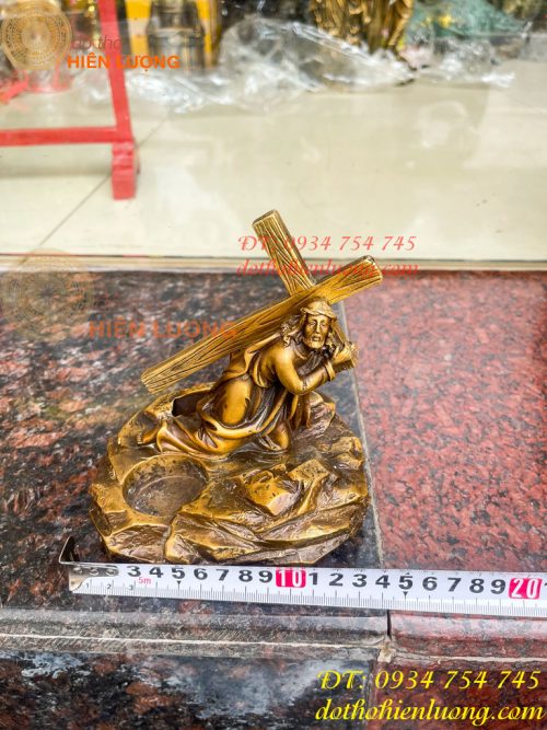 Tượng chúa vác thánh giá bằng đồng hun cao 16cm
