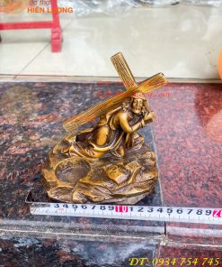Tượng chúa vác thánh giá bằng đồng hun cao 16cm