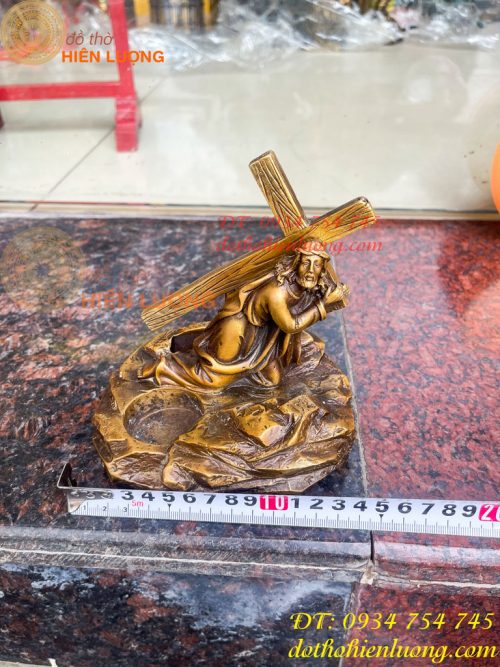 Tượng chúa vác thánh giá bằng đồng hun cao 16cm