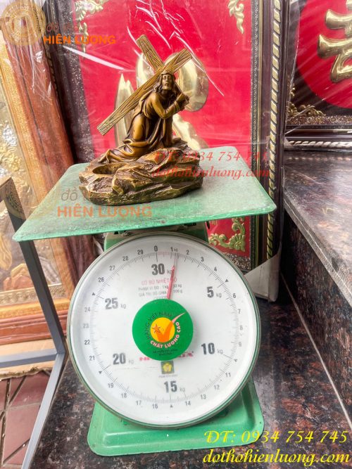 Tượng chúa vác thánh giá bằng đồng hun cao 16cm