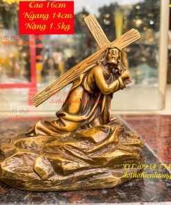 Tượng chúa vác thánh giá bằng đồng hun cao 16cm