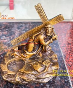 Tượng chúa vác thánh giá bằng đồng hun cao 16cm