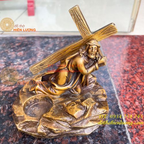 Tượng chúa vác thánh giá bằng đồng hun cao 16cm